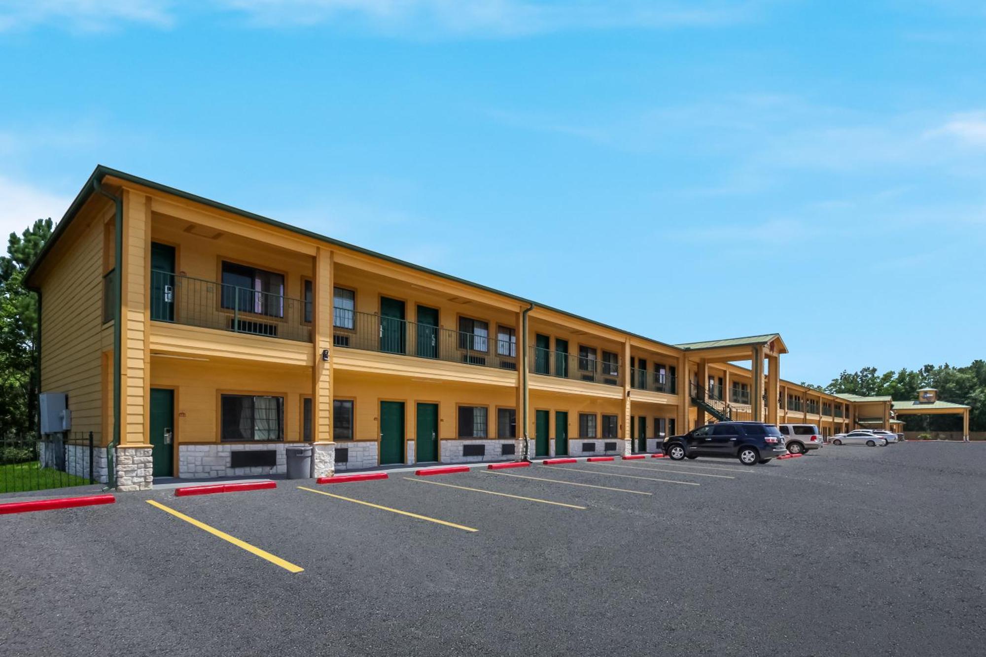 Scottish Inn & Suites Hankamer Екстериор снимка