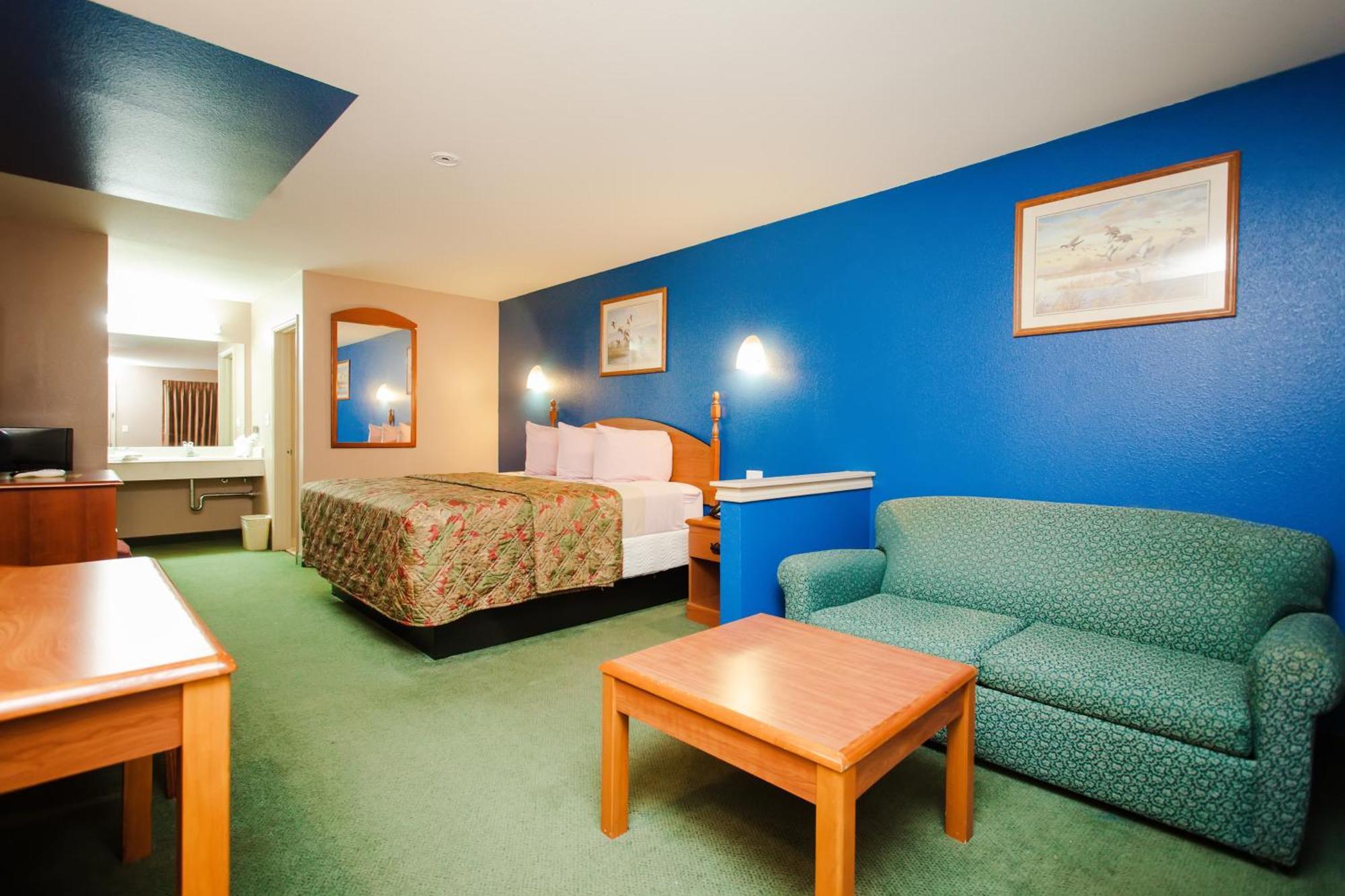 Scottish Inn & Suites Hankamer Стая снимка